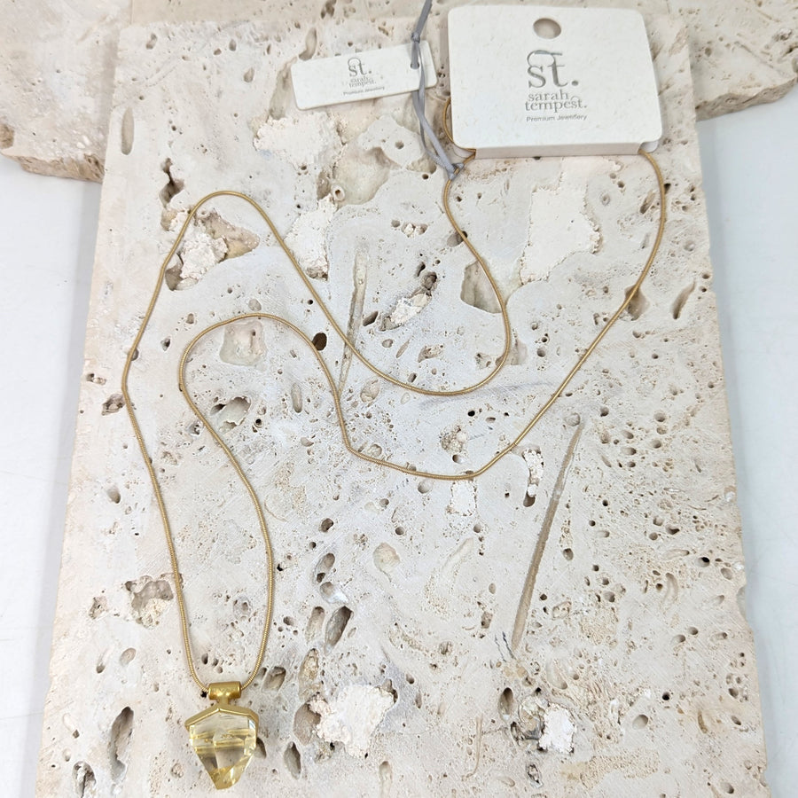 Facetted resin on bar type component on long necklace XSST073N-MG-White finn