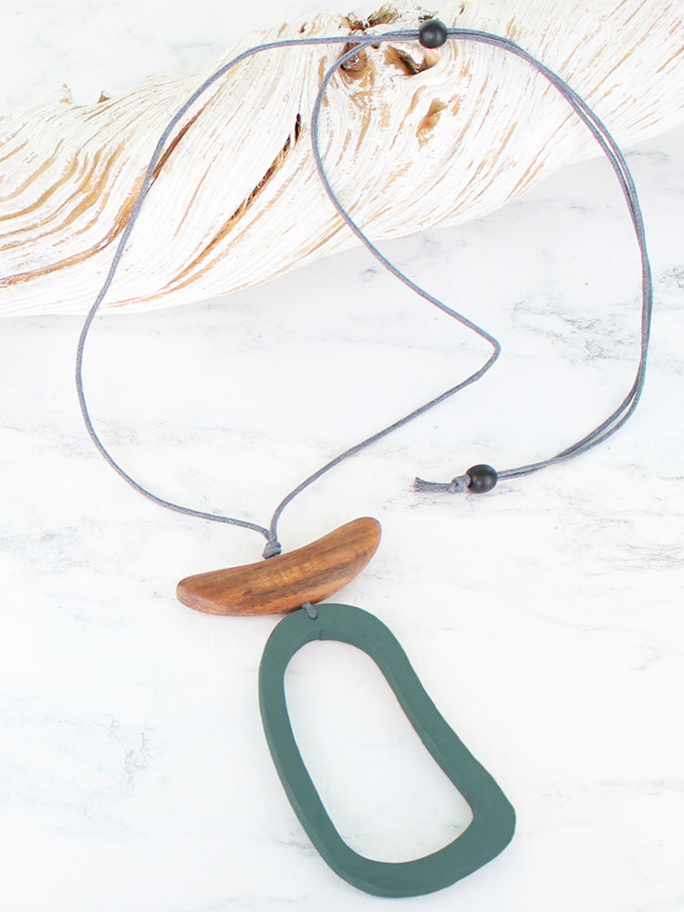 OPEN WOODEN PENDANT NECKLACE