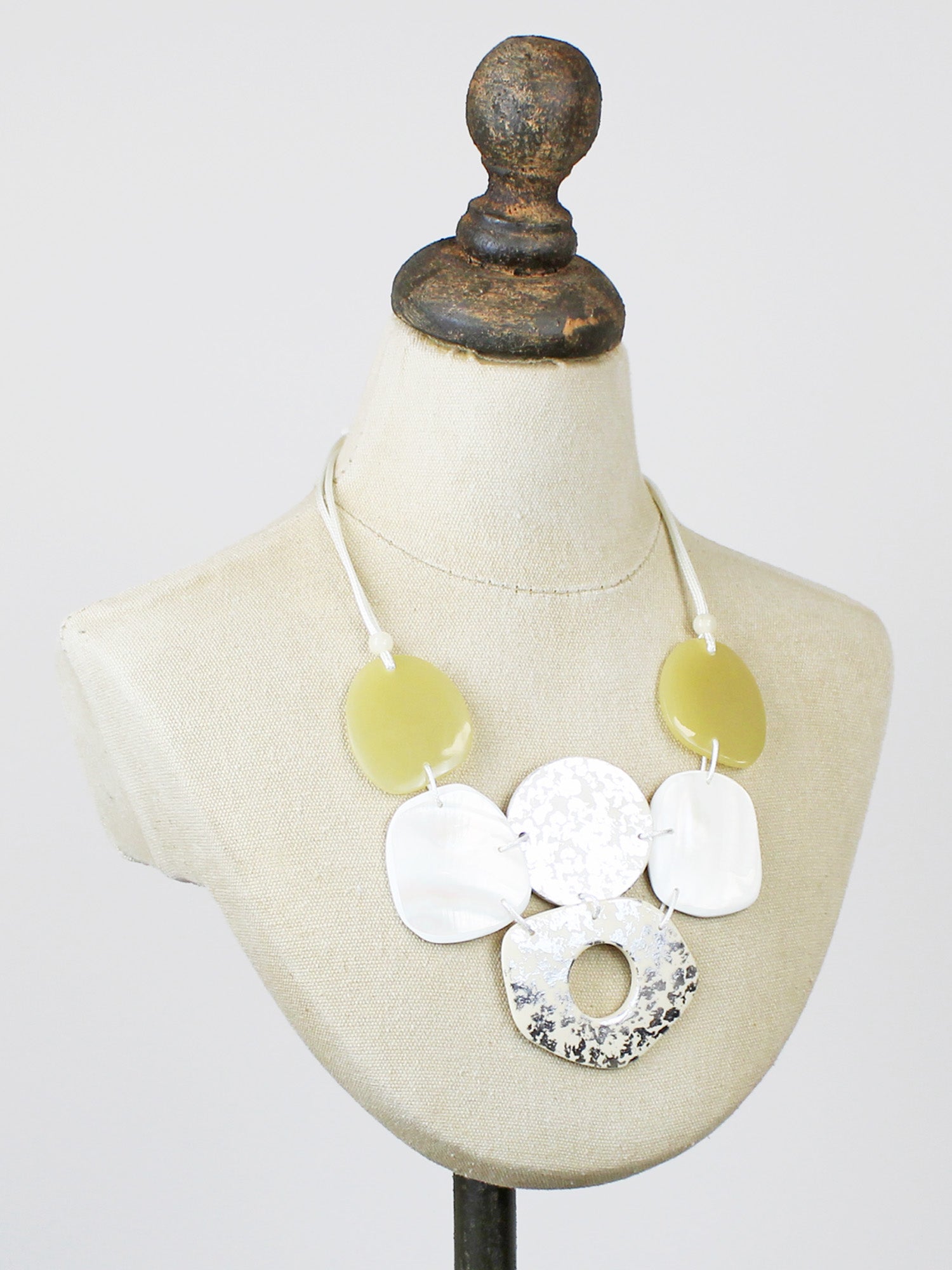 Suzie Blue Flat Resin and Shell Necklace UJ1526-Necklace-White finn