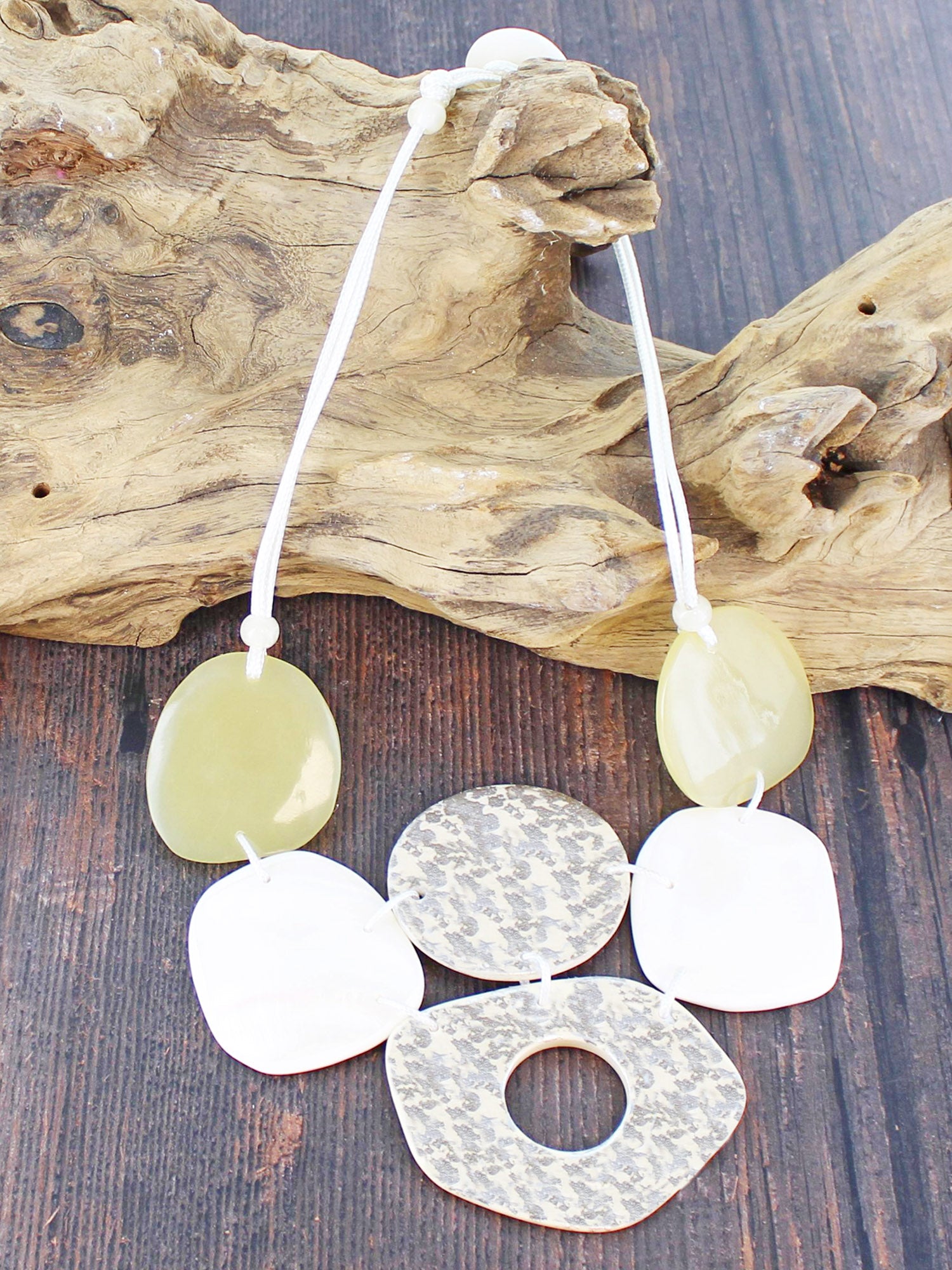 Suzie Blue Flat Resin and Shell Necklace UJ1526-Necklace-White finn