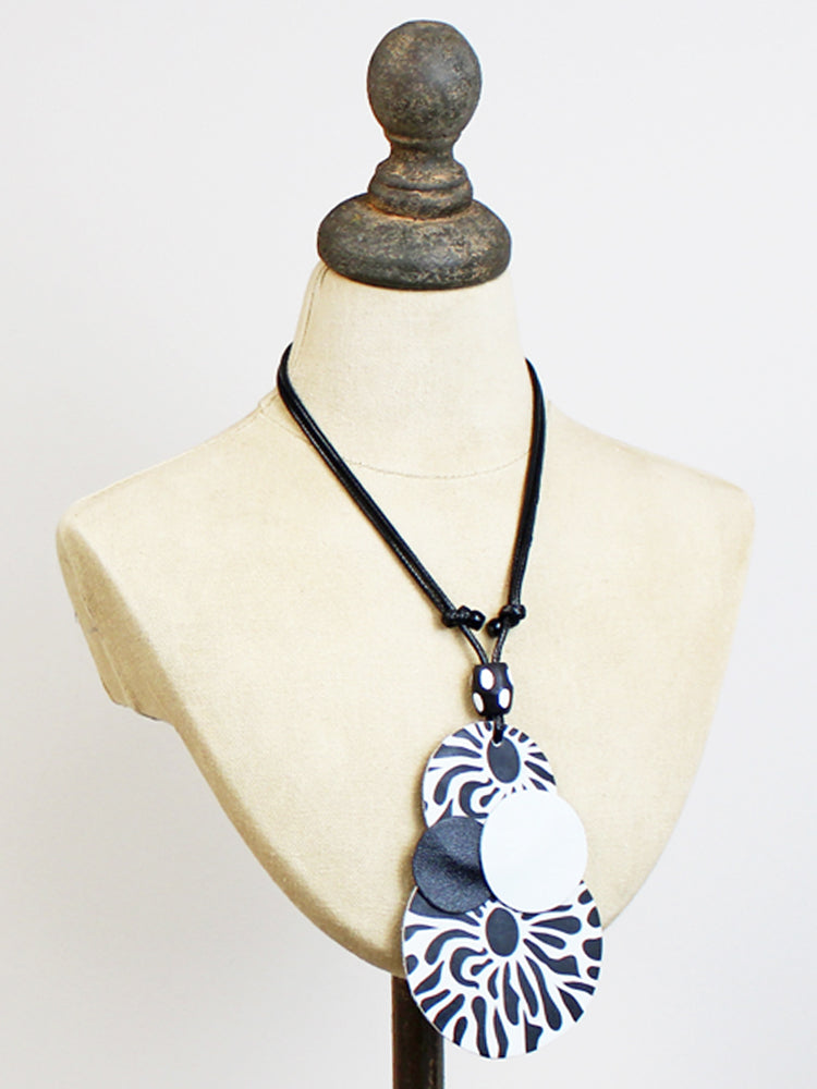 LARGE MONOCHROME LEATHER PENDANT NECKLACE UJ6410-Necklace-White finn