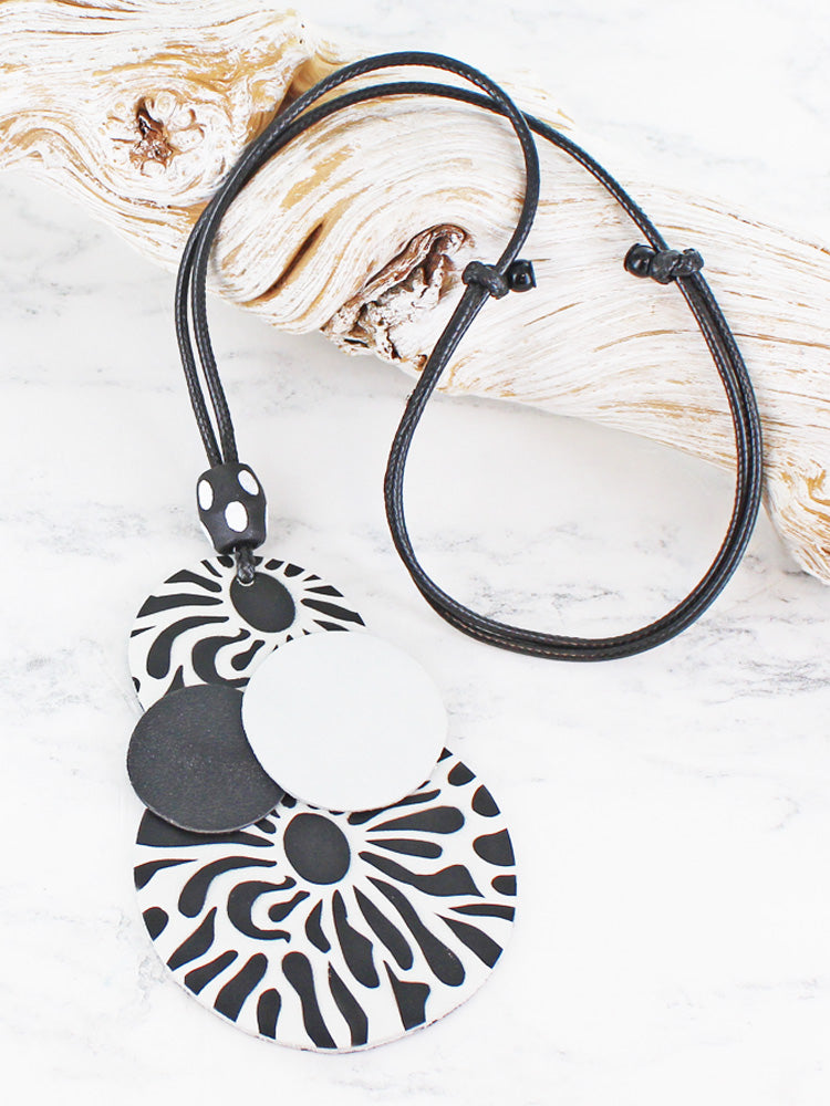 LARGE MONOCHROME LEATHER PENDANT NECKLACE UJ6410-White finn
