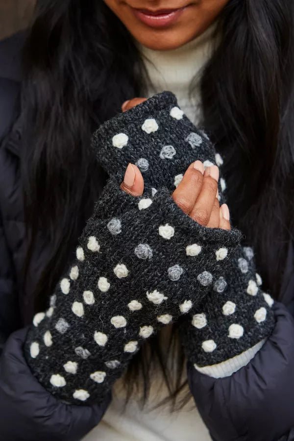 Pachamama Kew Handwarmer Charcoal-White finn