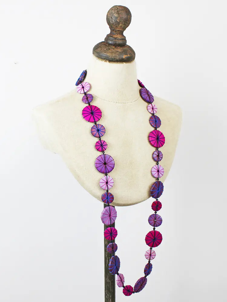 LONG WOODEN DISC & THREAD NECKLACE UJ6501