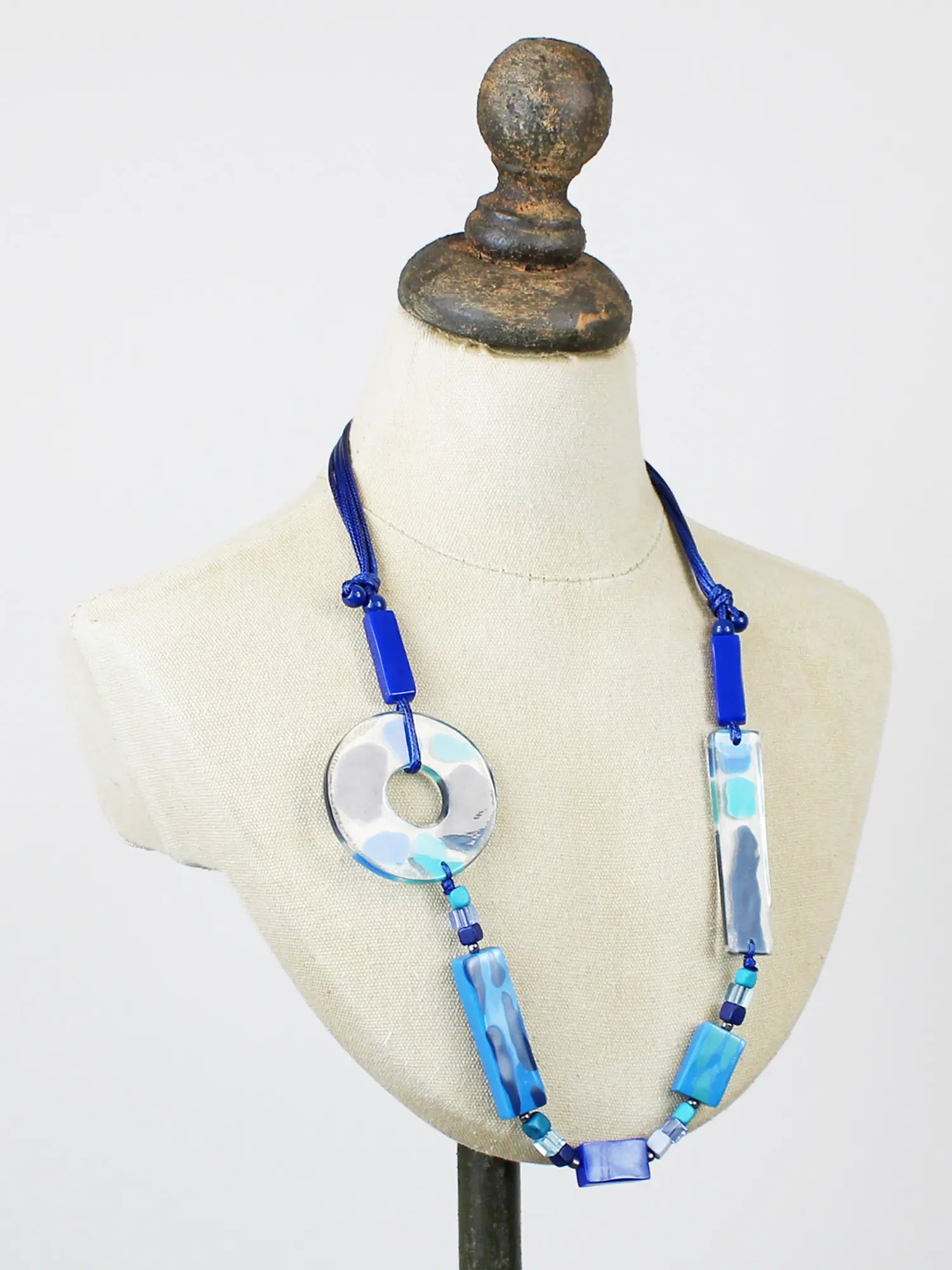 Suzie Blue Asymmetric Resin Necklace UJ1508-Necklace-White finn
