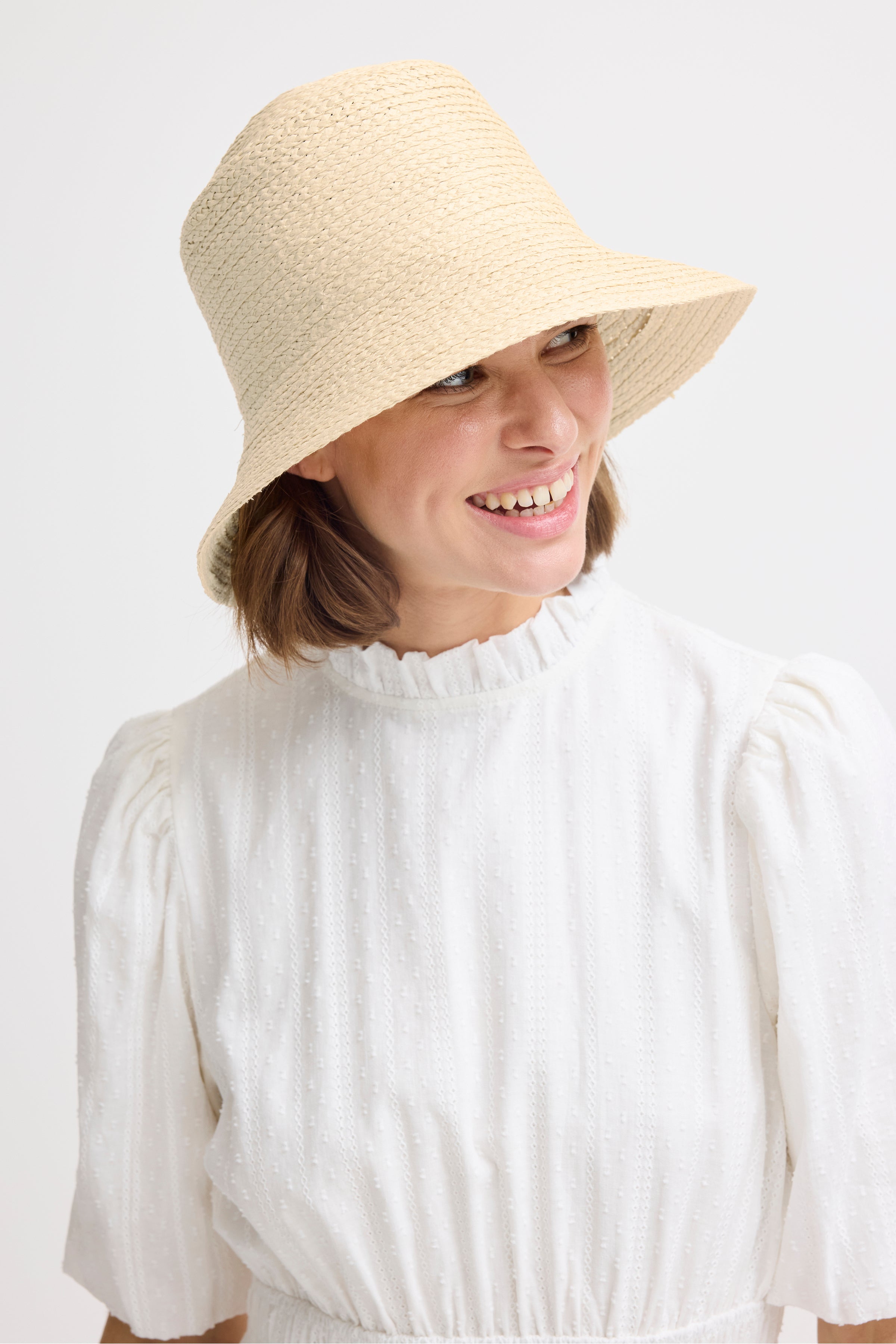 B young Bavidde Hat-Hat-White finn