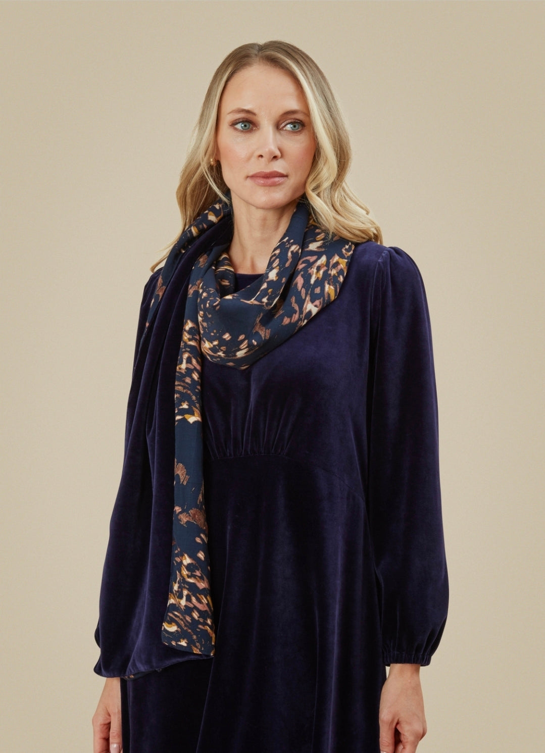 VICTORIA VELVET SHAWL FREIDA PRINT-Dress-White finn