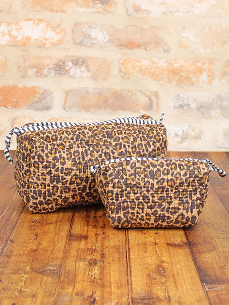 JT6602B  QUILTED COTTON SMALL WASH BAG – ANIMAL PRINT
