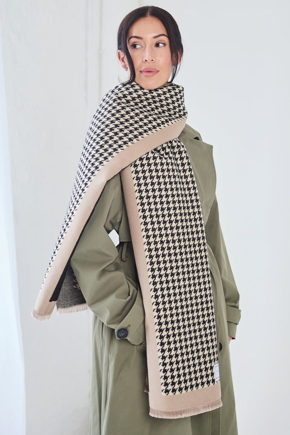 Ellie Beaumont Winter Scarf - Black Dogtooth Check