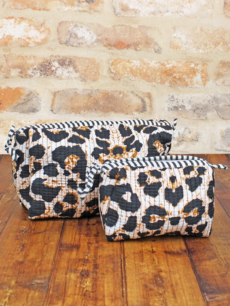 JT6602C QUILTED COTTON LARGE WASH BAG – ANIMAL PRINT