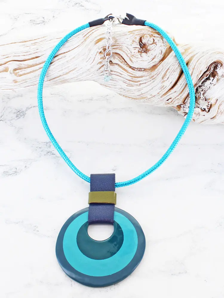 Suzie Blue Resin Pendant Necklace UJ6515